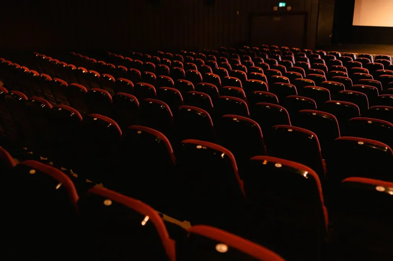 Empty Frames, Divided Audiences: The Quiet War Over Minimalism in American Cinema
